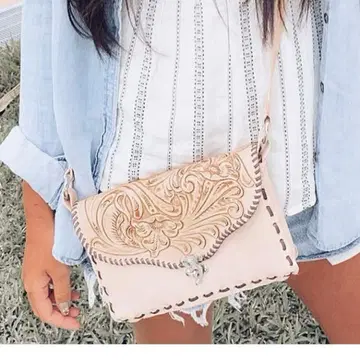 텍스처 무늬의 가죽 숄더백