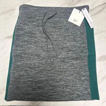 SLY 그레이와 그린 타이트 스커트