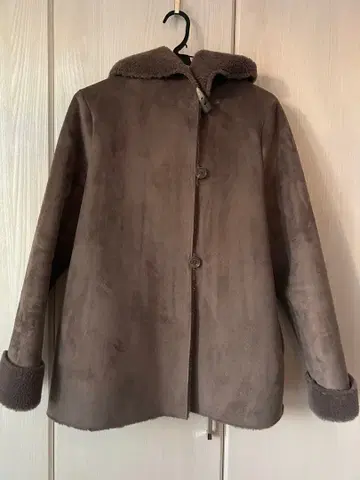 브라운 후드 부착 무스탕 코트