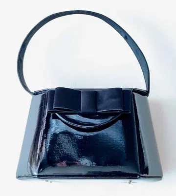 [ 미사용 ] 리본 포함 블랙 파티 백, 새까만 에나멜 가공