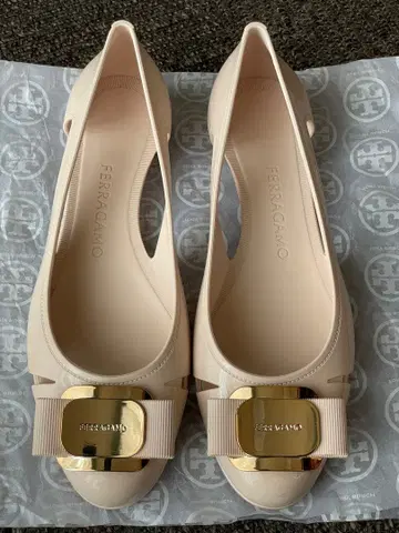 페라가모 레인 슈즈