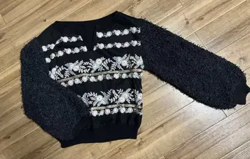 자수 장식 볼륨 슬리브 니트