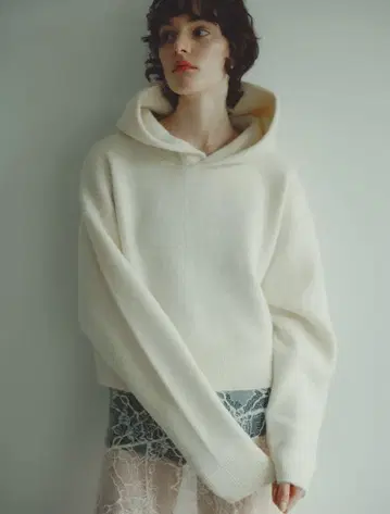 아이보리 후드 부착 후드티 나구모 후카 마이네