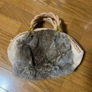 질 스튜어트 퍼(fur) 장식 핸드백