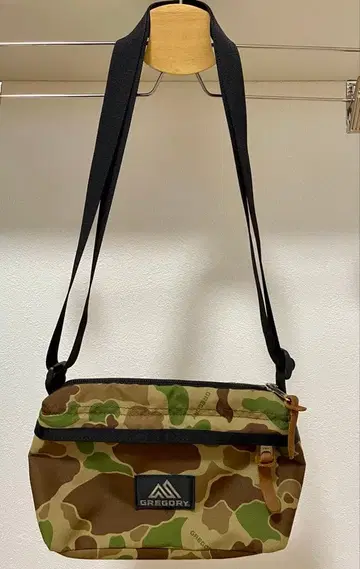그레고리 엔벨로프 숄더백 로키 스팟 카모