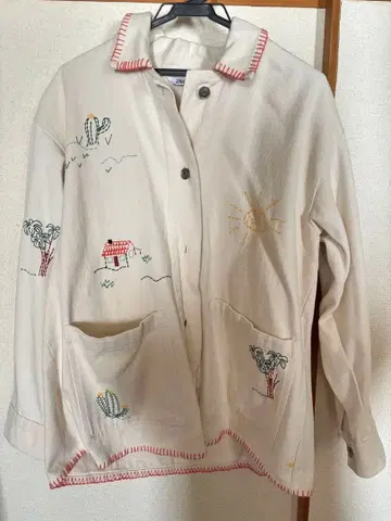 자수 디자인의 크림색 커버올