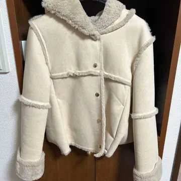 슈소넷 후드 부착 베이지 무스탕 코트