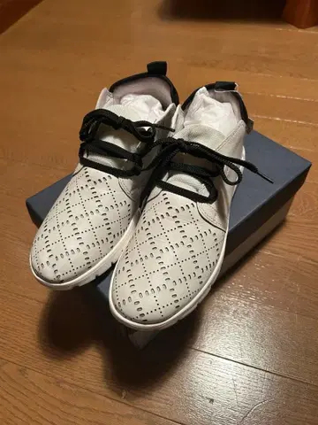 Relair 메쉬 화이트 스니커즈