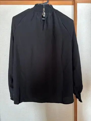 블랙 프릴 넥 벌룬 슬리브 셔츠