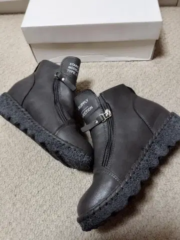 그레이 가죽 웨지 부티