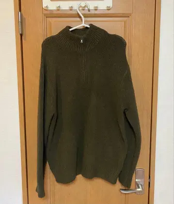 UNIQLO 올리브 그린 하이넥 니트 스웨터