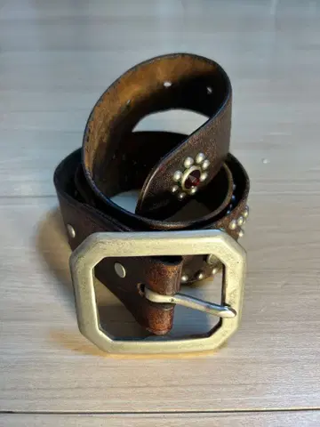 스터드 장식 브라운 가죽 벨트