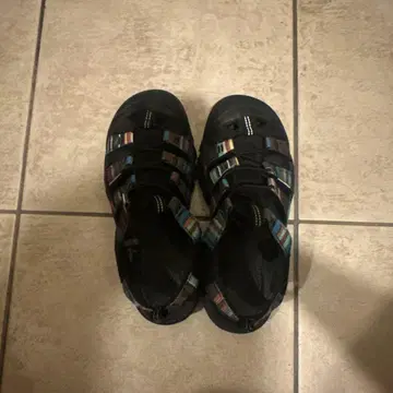 KEEN 아웃도어 샌들 블랙/멀티 컬러