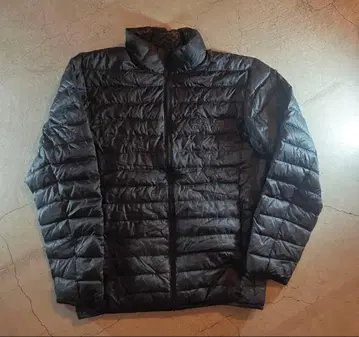 유니클로 포르노그라피티 울트라 라이트 다운 사이즈 M