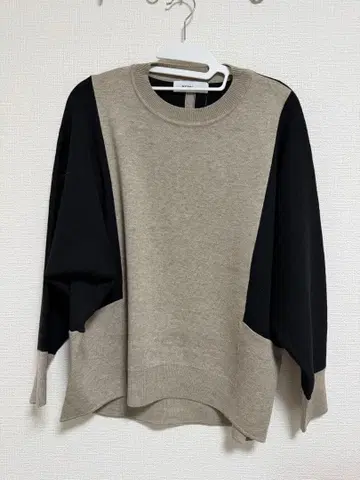 베이지와 블랙 긴팔 스웨터