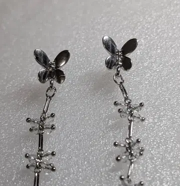 나비 디자인의 롱 귀걸이