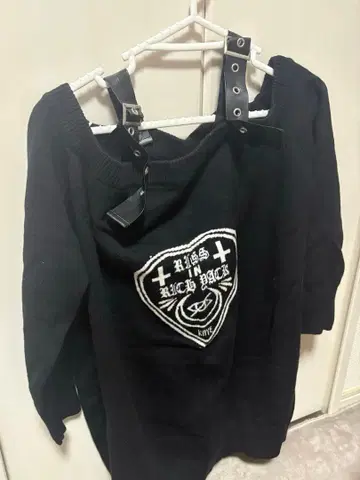 KRY 오프숄더 니트