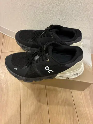 On Cloudflyer 블랙/화이트 스니커즈 사이즈 25cm