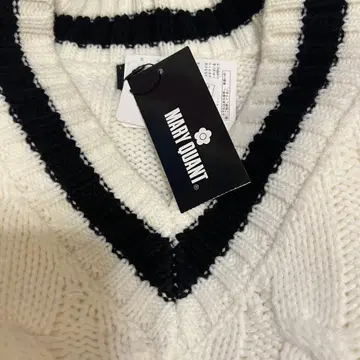 새상품_MARY QUANT V넥 스웨터 화이트