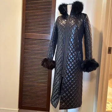 퍼 달린 블랙 퀼팅 롱 코트