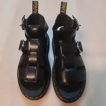 닥터마틴 블랙 스트랩 샌들 통굽