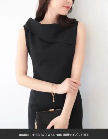 원가 6000엔 off! 비대칭 넥 슬리브리스 원피스