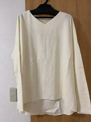 새상품 CLOVE 야마다 브라운 V넥 긴팔 니트