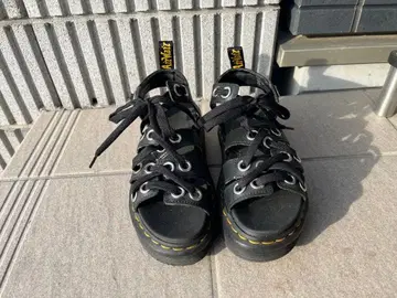 Dr. Martens 블랙 샌들