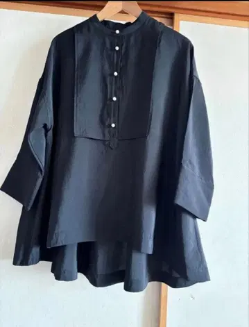 비어즐리 펄 버튼 소매 볼륨 셔츠 블랙