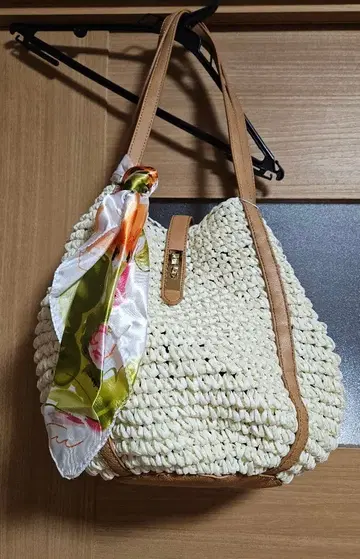 크림색 뜨개질 토트백 스카프 포함