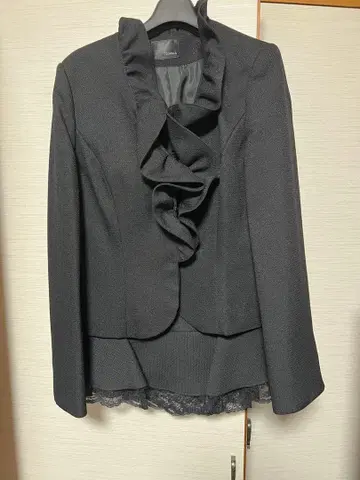 프릴 달린 블랙 자켓