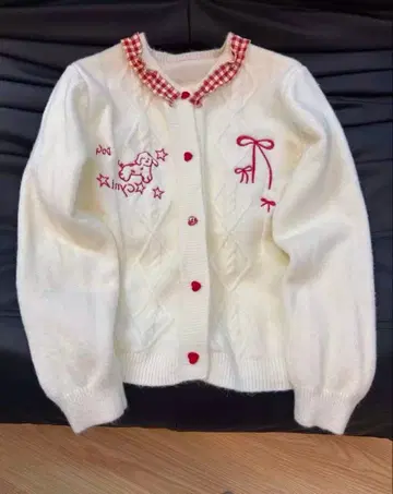 다이아몬드 편직 화이트 가디건 ( 빨간색 버튼, 리본 자수 포함 )