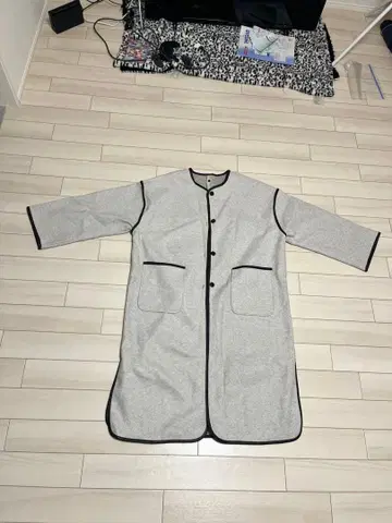 그레이 버튼 달린 롱 코트