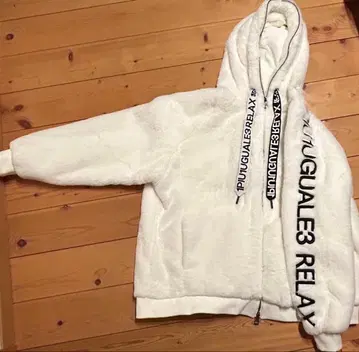 화이트 플리스 자켓 후드 부착