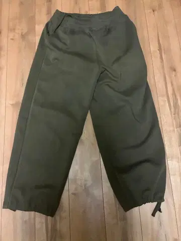 올리브 그린 스웨트 팬츠