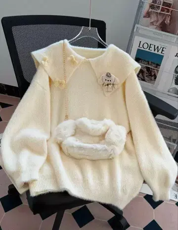 후드 부착 크림 컬러 니트 스웨터