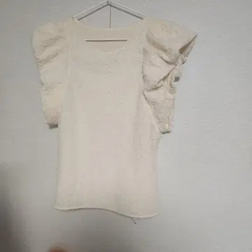 스픽 앤 스팬 아이보리 프릴 소매 상의