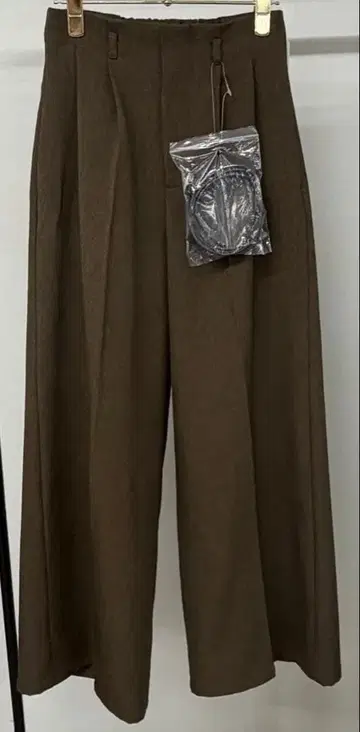 아카이브 벨트 부착 턱 와이드 슬랙스