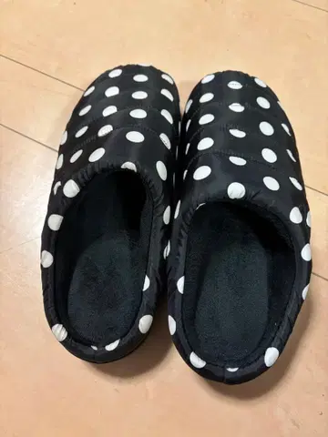SUGU 블랙/화이트 도트 슬립온