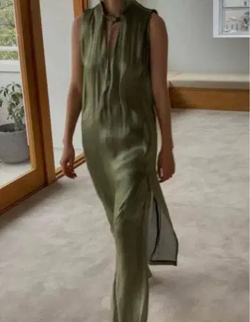 [ 상하의 세트 ] Crepe Satin Hoodie Dress