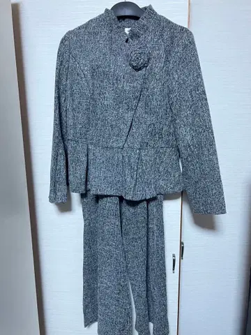 블랙 상의와 그레이 셋업