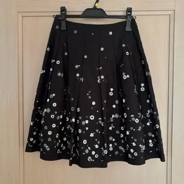 M'S GRACY 꽃 자수 플레어 스커트 블랙