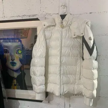 MONCLER 화이트 다운 자켓 스트랩 포함 asr