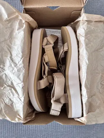 Teva 베이지 스트랩 샌들 사이즈 8