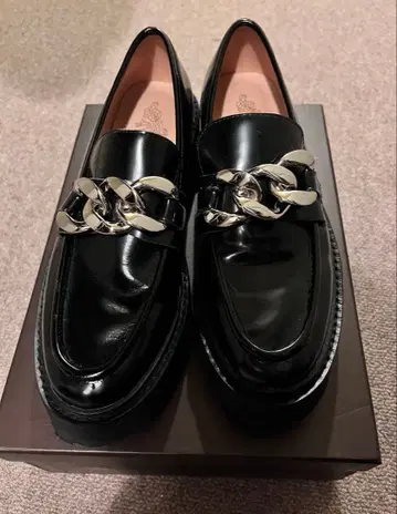 ARTESANOS (알테사노스) 가죽 통굽 체인 로퍼 블랙 38