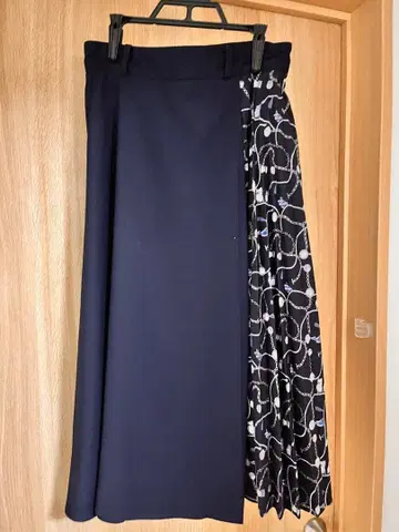 네이비와 블랙의 롱 스커트