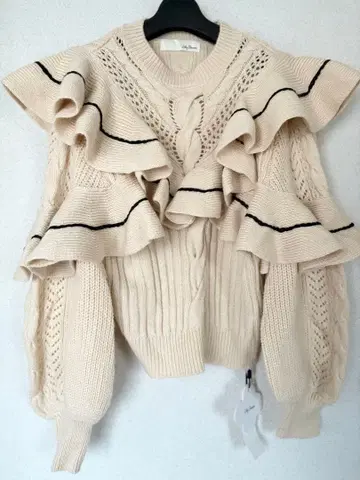 Lily Brown 택 포함 새상품 프릴 니트 스웨터 화이트 릴리 브라운