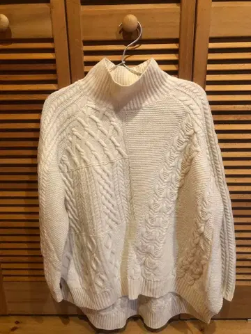 맥피 TOMORROWLAND 케이블 짜임 터틀넥 니트