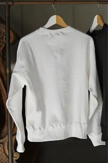 HYKE 화이트 크루넥 트레이닝복