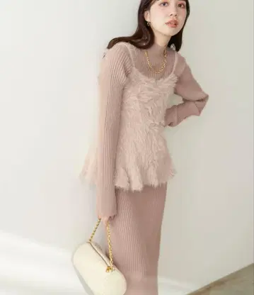 리브 니트 원피스 x 페플럼 샤기 베스트 [ 핑크 베이지 ]